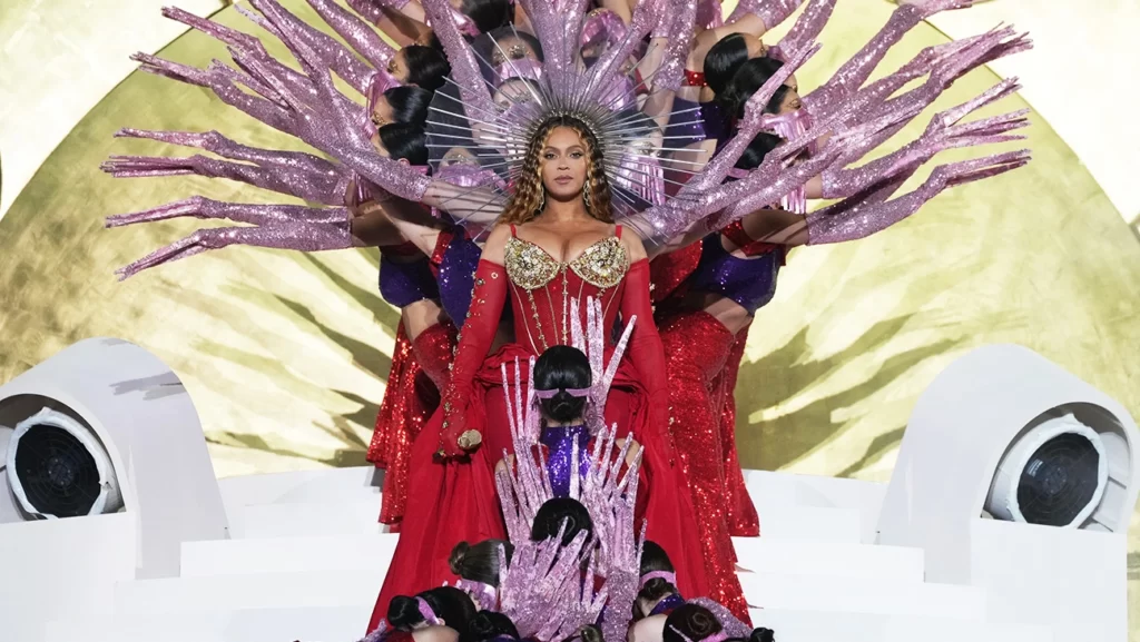Beyoncé Performs 4 Years